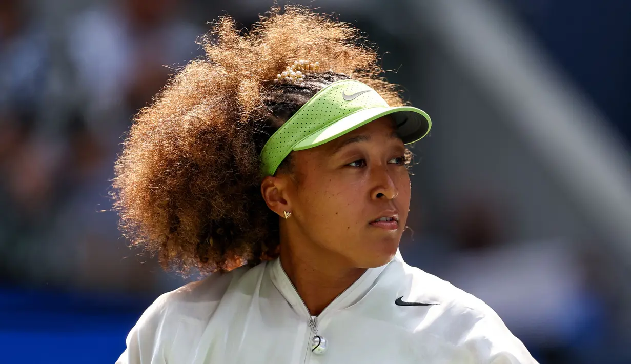 Petenis Jepang, Naomi Osaka melakukan pemanasan sebelum laga putaran pertama Amerika Open 2024 melawan petenis Latvia, Jelena Ostapenko di USTA Billie Jean King National Tennis Center, New York, Selasa (27/08/2024). (AFP/Mike Stobe)