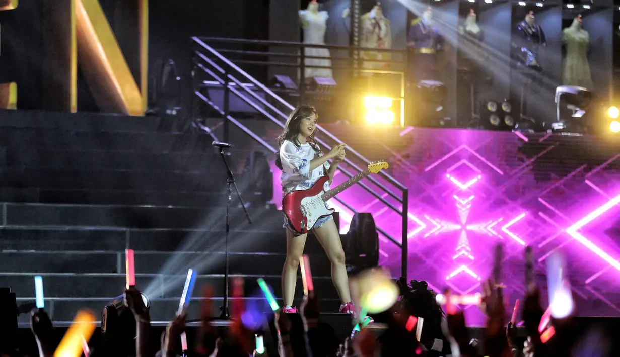 Tak kalah berkesan, aksi Zee JKT48 menjadi pusat perhatian malam itu. Ia tampil memukau membawakan lagu solo sembari bermain gitar. (Adrian Putra/Fimela.com)