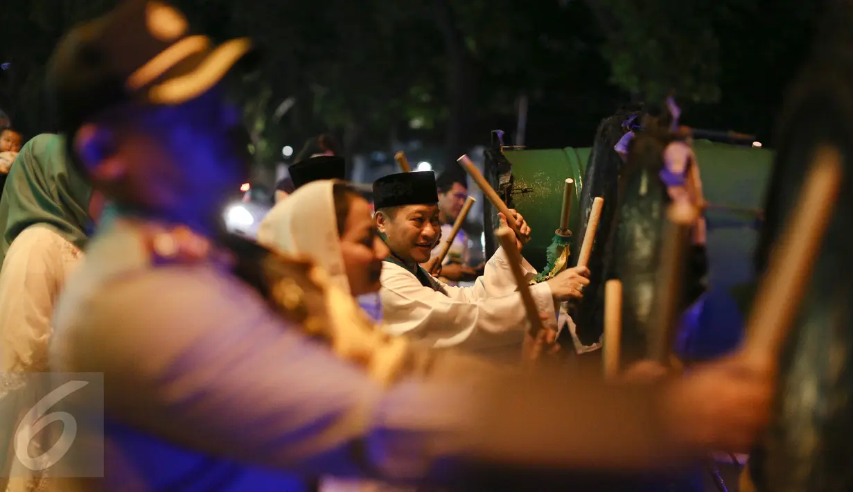 Wakil Ketua Umum DPP PPP Muktamar Jakarta, Humphrey Djemat mengikuti takbiran di depan Kantor DPP PPP, Jakarta, Selasa (5/7). Pemerintah melalui Kemenag telah menetapkan 1 Syawal 1437 H jatuh pada tanggal 6 Juli 2016. (Liputan6.com/Faizal Fanani)
