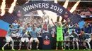 Selebrasi para pemain Manchester City dengan trofi Piala FA 2018/2019 setelah mengalahkan Watford pada laga final di Wembley Stadium, London (18/5/2019). Klub terakhir yang mampu menyandingkan raihan trofi Liga Inggris dengan Piala FA dalam satu musim di Era Premier League adalah Manchester City. Momen itu terjadi pada musim 2018/2019 saat The Citizens menjadi klub pertama Inggris yang mampu meraih treble winners domestik dengan menjuarai Liga Inggris, Piala FA dan Piala Liga sekaligus. (AFP/Daniel Leal)