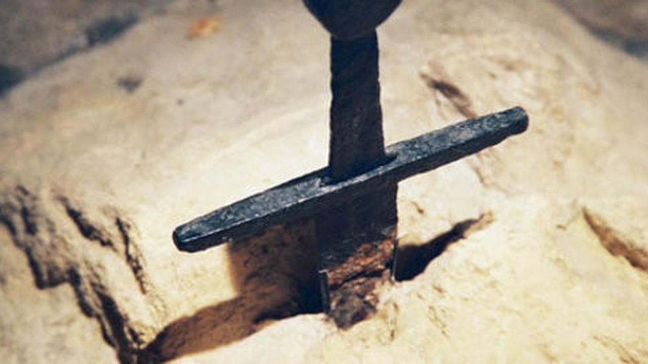 Menguak misteri excalibur, pedang legendaris dari mitos Raja Arthur