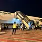 Pesawat jemaah haji kloter pertama mendarat selamat di Bandara Juanda. (Istimewa)
