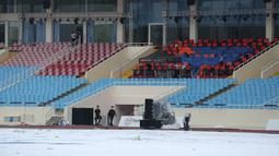 Stadion My Dinh yang berkapasitas 40.192 penonton pun masih terus dipoles pada Senin, 9 Mei 2022. (Bola.com/Ikhwan Yanuar)