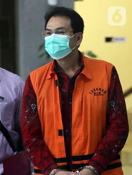 Mantan Wakil Ketua DPR RI, Azis Syamsuddin usai menjalani pemeriksaan di Gedung KPK, Jakarta, Senin (22/11/2021). KPK memeriksa Azis Syamsuddin sebagai tersangka dalam kasus dugaan pemberian suap pencairan anggaran DAK Kabupaten Lampung Tengah tahun 2017. (Liputan6.com/Helmi Fithriansyah)