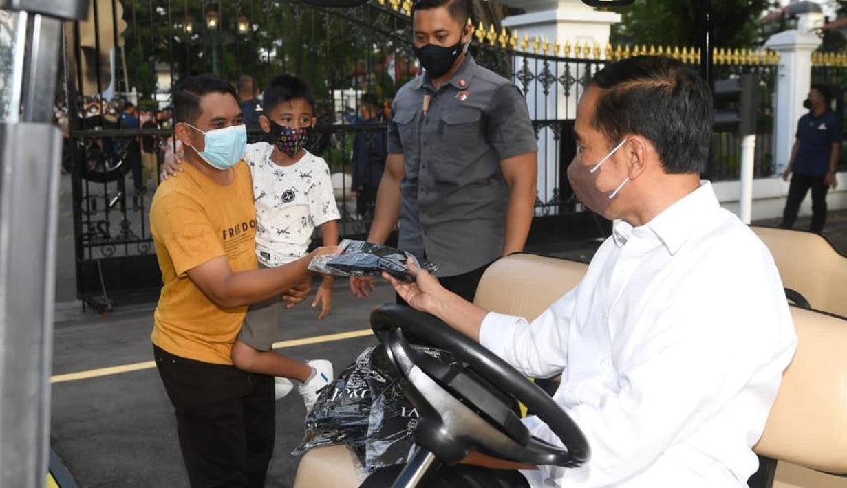 <p>Presiden Joko Widodo atau Jokowi mengemudikan mobil golf sambil menyapa masyarakat yang berada di area sekitar Istana Kepresidenan Yogyakarta pada Selasa 3 Mei 2022. Pada hari kedua lebaran, Jokowi bermain bersama cucu-cucunya di halaman Istana Kepresidenan. (Foto: Lukas - Biro Pers Sekretariat Presiden)</p>