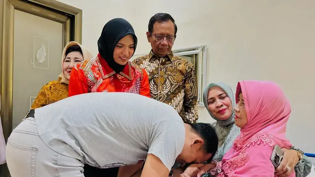 Zahwa Nadhira Sungkem Ibu Mahfud MD