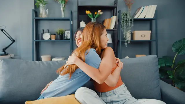 illustrasi berpelukan dengan orang tua