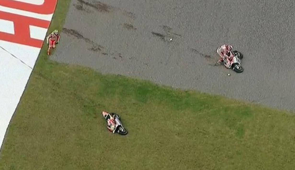 Dua pebalap Ducati, Andrea Dovizioso dan Andrea Iannone, bertabrakan di tikungan terakhir jelang finis MotoGP Argentina di Sirkuit Autodromo Termas de Rio Hondo, Senin (4/4/2016) dini hari WIB. (Bola.com/Twitter)