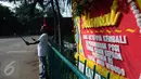 Warga berselfie foto di depan kantor PSSI di kawasan Stadion Gelora Bung Karno, Jakarta, Sabtu (27/2/2016). Seseorang mengatasnamakan pecinta sepak bola mengirimi ucapan selamat kepada PSSI. (Liputan6.com/Helmi Fithriansyah)