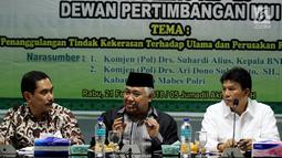 Ketua Dewan Pertimbangan MUI Din Syamsuddin (tengah) memberi penjelasan saat rapat pleno di kantor MUI, Jakarta (21/2). Rapat tersebut mengangkat tema penanggulangan tindak kekerasan terhadap ulama dan perusakan rumah ibadah. (Liputan6.com/JohanTallo)