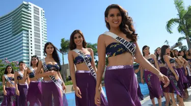 Para kontestan Miss Filipina menghadiri konferensi pers di sebuah hotel di Quezon City, Manila (4/4). Sekitar 40 kandidat bersaing untuk mendapatkan gelar yang akan membuat mereka mewakili negara dalam kontes Miss Universe, yang saat ini diadakan oleh Catriona Gray Filipina. (AFP Photo/Ted Aljibe)