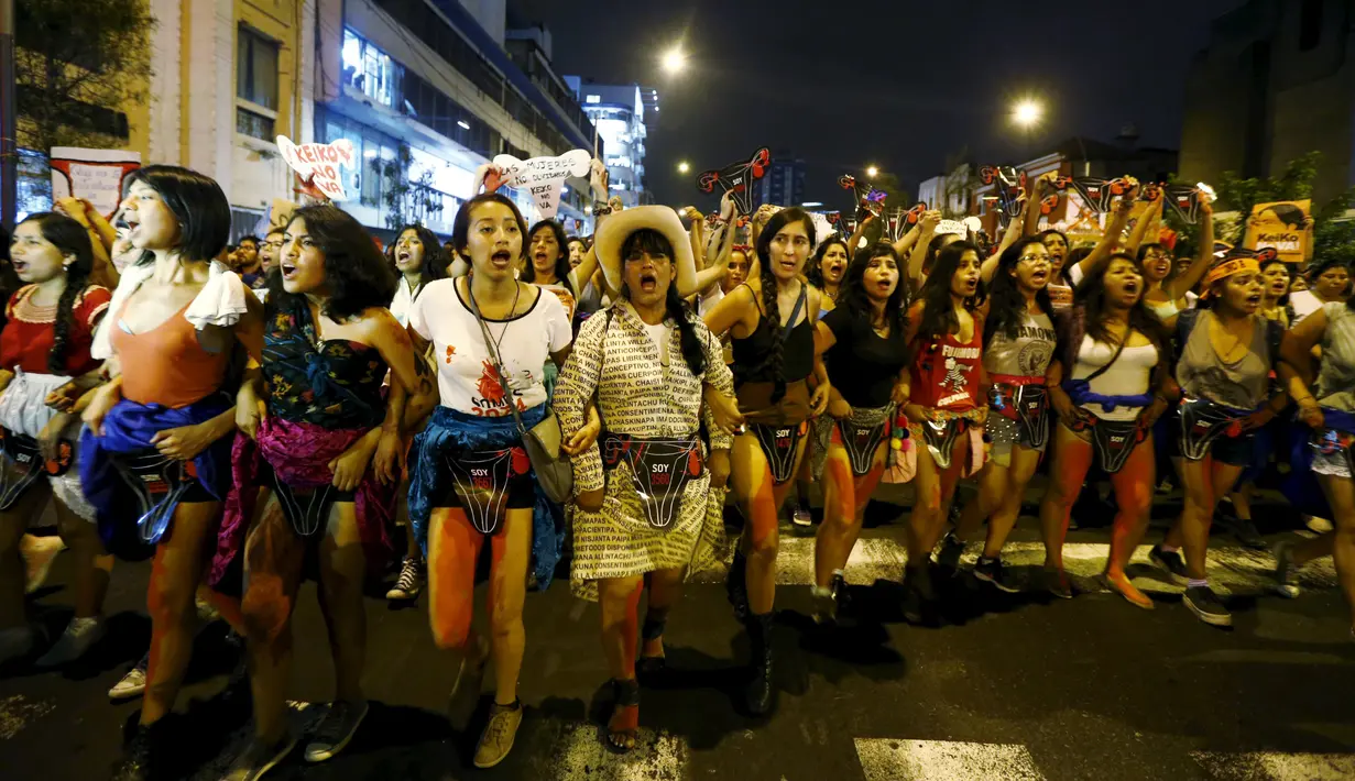 Warga Peru yang mayoritas wanita berorasi saat unjuk rasa memprotes pencalonan presiden Peru, Keiko Fujimori Kota Lima (5/4). Keiko Fujimori adalah putri mantan presiden Peru era 1990-an yang saat ini mendekam dalam penjara. (REUTERS/Guadalupe Pardo)
