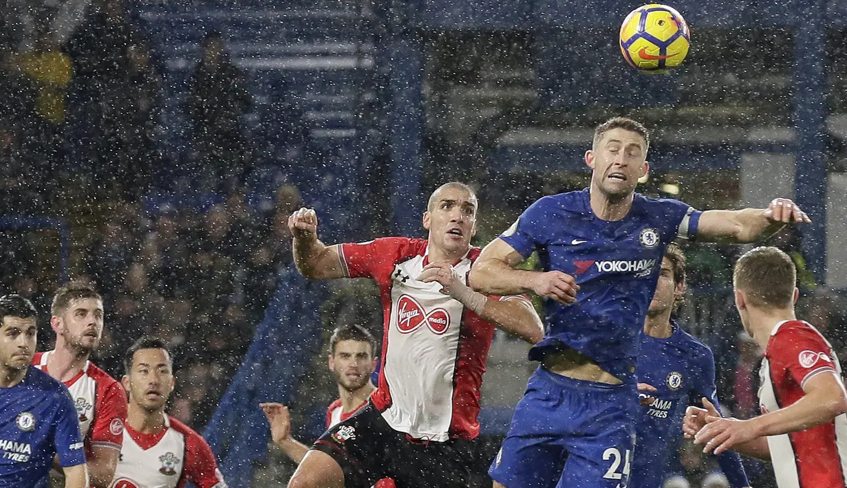 Duel pemain Chelsea, Gary Cahill (tengah) dan pemain Southampton, Oriol Romeu pada laga Premier League di Stamford Bridge, London, (16/12/2017). Chelsea menang 1-0. (AP/Tim Ireland)