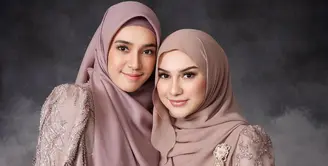 Duo aktris cantik Dhini Aminarti dan Irish Bella dampingi Clara Shinta memasuki kehidupan pernikahan. Keduanya dipilih menjadi bridesmaid dengan makeup soft glam yang beda gaya [@aldiphotoofficial]