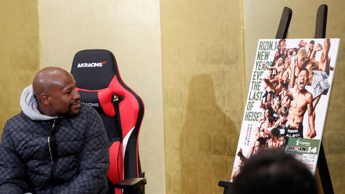 Floyd Mayweather Jr selama konferensi pers di Tokyo (29/12). Mayweather akan melawan kickboxer Jepang Tenshin Nasukawa dalam pertandingan eksibisi tiga putaran di Jepang pada Malam Tahun Baru. (AP Photo/Eugene Hoshiko)