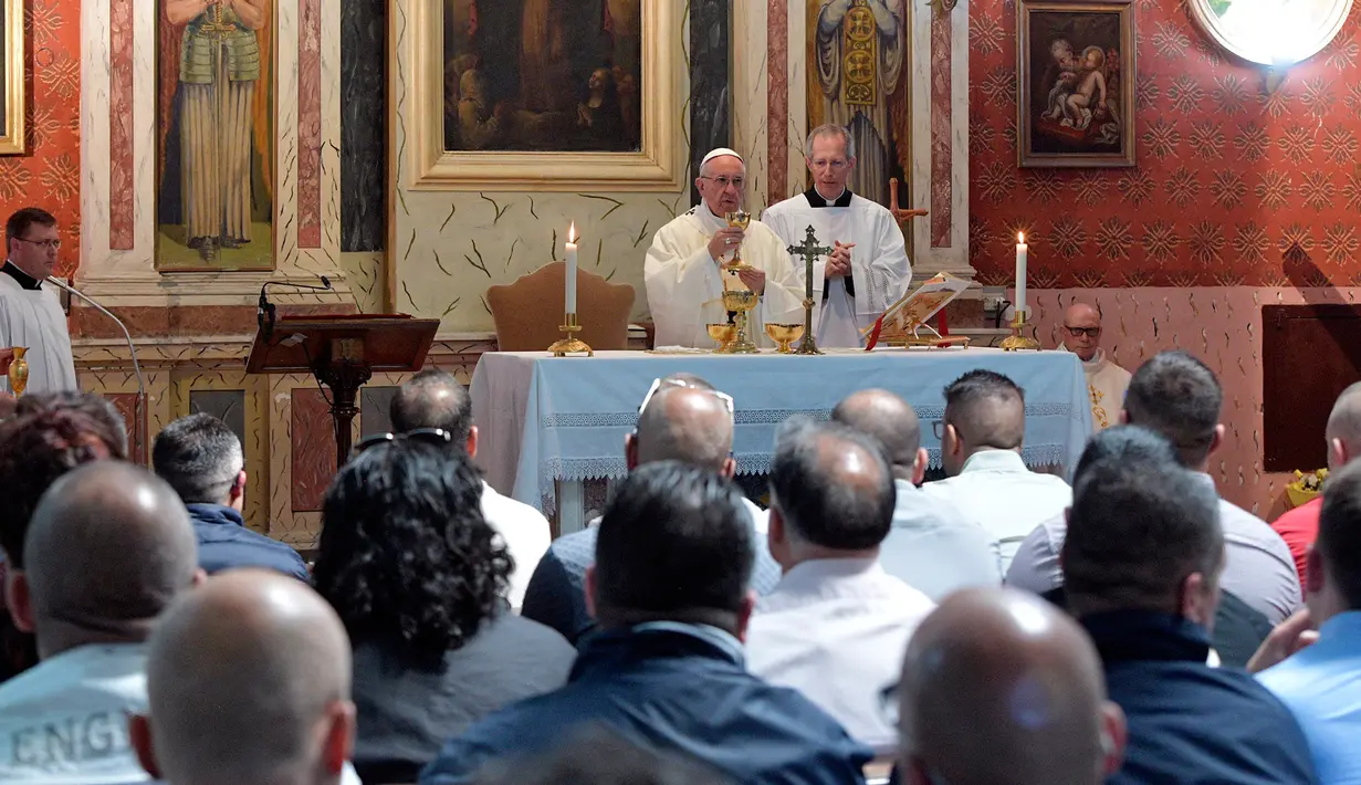 Paus Fransiskus memimpin doa bersama sejumlah narapidana di penjara Paliano selama perayaan Kamis Putih, Italia (13/4). Hal tersebut ia lakukan untuk mendorong para tahanan untuk meniru cinta Yesus. (HO/OSSERVATORE ROMANO/AFP)