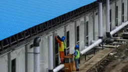 Pekerja menyelesaikan pembangunan rumah sakit darurat untuk pasien COVID-19 di Lapangan Sepak Bola Pertamina, Simprug, Jakarta Selatan, Indonesia, Sabtu (2/5/2020). Rumah sakit darurat ini ditargetkan beroperasi pada 1 Juni 2020. (Xinhua/Agung Kuncahya B.)