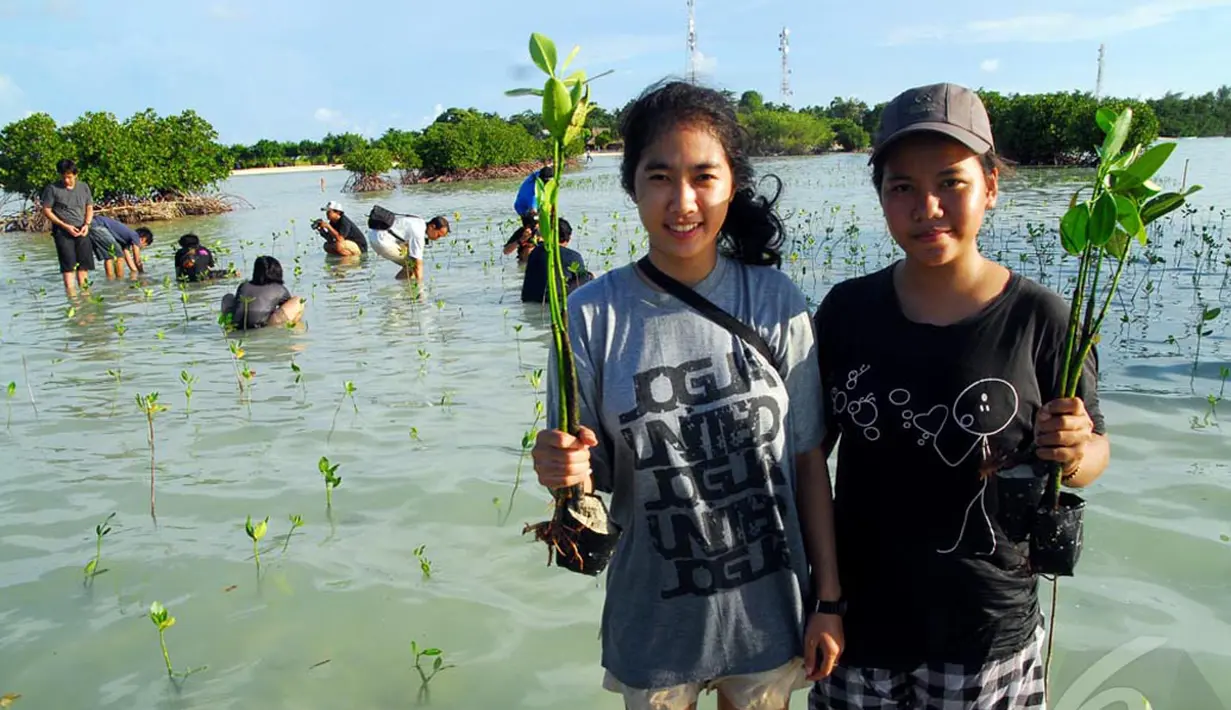 Komunitas Forum Kreatifitas (FOK'R) melakukan aksi penanaman mangrove pada kegiatan “CARE SHARE REUNION” (Liputan6.com/Miftahul Hayat).