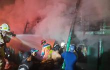 Korsleting Mesin Diduga Picu Kebakaran Kapal di Muara Baru, Pemadaman Berlangsung Intensif