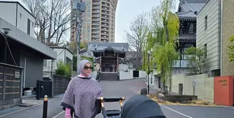Pulang ke kampung halaman suami, Syahrini kembali tampil mentereng dengan barang branded [@princessyahrini]