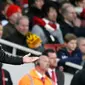 Pelatih Manchester United, Ole Gunnar Solskjaer melihat para pemainnya bertanding melawan Arsenal selama pertandingan lanjutan Liga Inggris di Stadion Emirates di London (10/3). Arsenal menang 2-0 atas MU. (AP Photo/Tim Ireland)