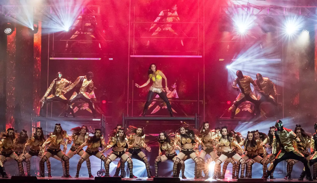 Penampilan aktris Bollywood, Katrina Kaif (tengah) pada malam penghargaan IIFA 2017 di Stadion MetLife, New Jersey, Minggu (16/7). IIFA Award 2018 rencananya akan diselenggarakan di Indonesia, tepatnya di Pulau Dewata (Bali). (AP/Charles Skykes)