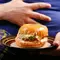 Kebiasaan Makan Terburu-buru Bisa Ganggu Pencernaan dan Metabolisme