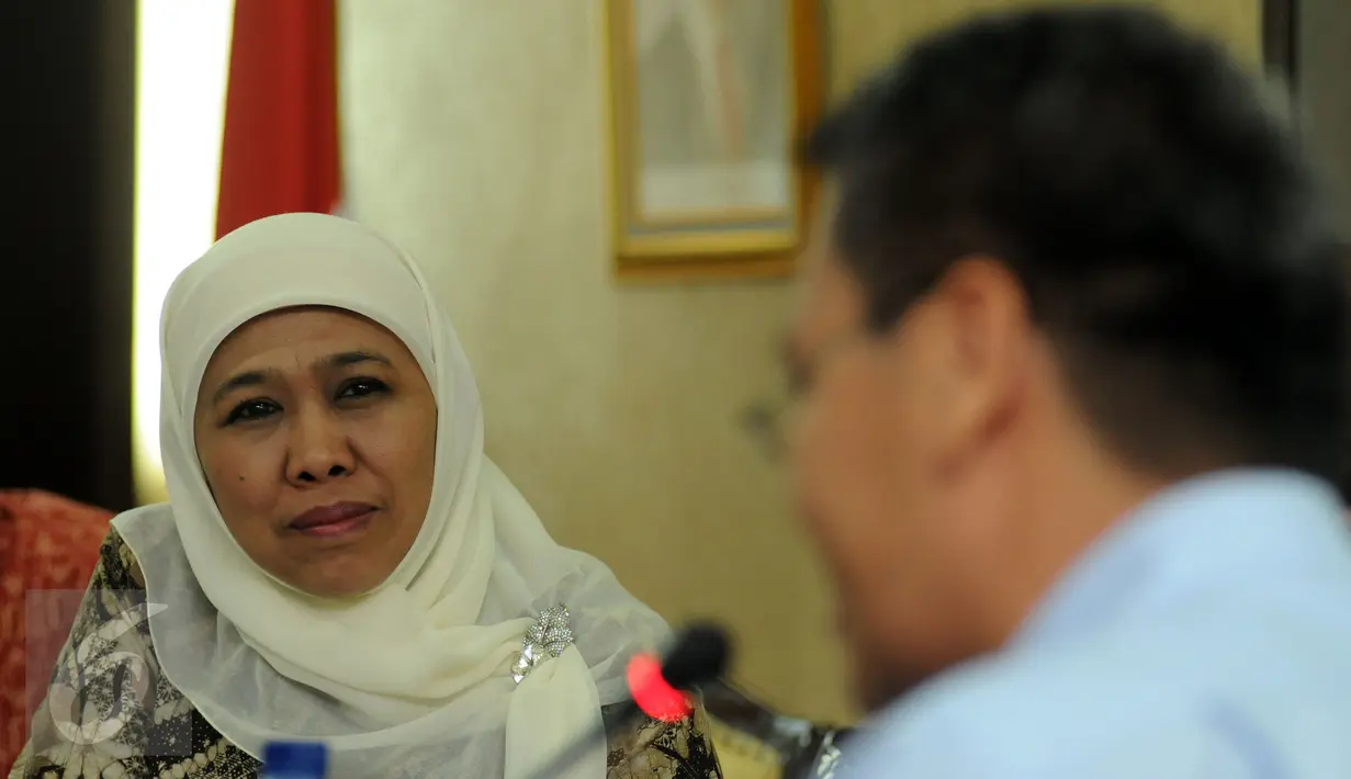 Mensos Khofifah Indar Parawansa (kiri) mendengarkan masukan dari salah satu LSM pada Forum Koordinasi Pemberdayaan Komunitas Adat Terpencil di Jakarta, Rabu (4/11/2015). Forum membahas permasalahan dan solusi terkait KAT. (Liputan6.com/Helmi Fithriansyah)