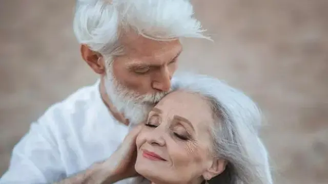 Sergey Arctic, 45 tahun dan Valentina Yasen, 62 tahun. (Sumber foto: boredpanda.com)
