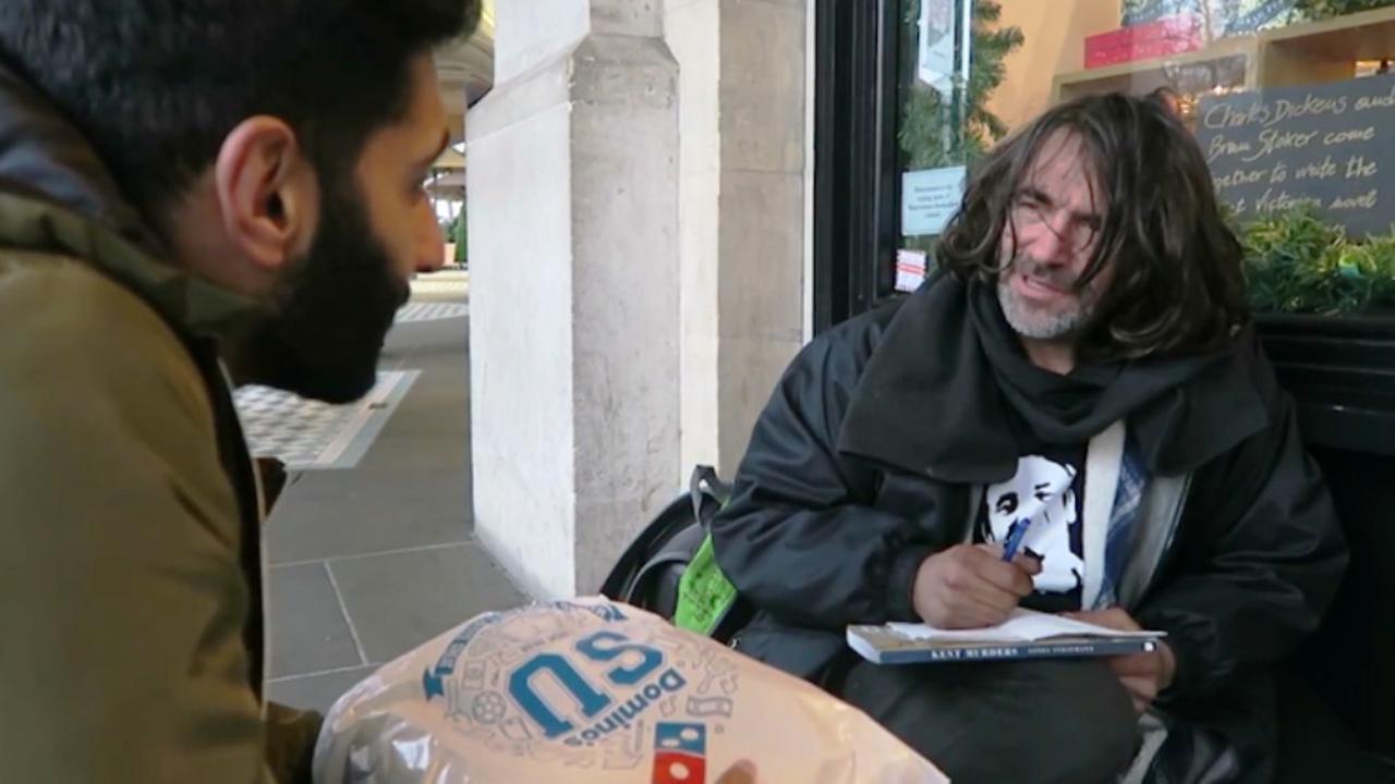 Jelang Natal, pemuda muslim asal Inggris membagikan piza pada tunawisma