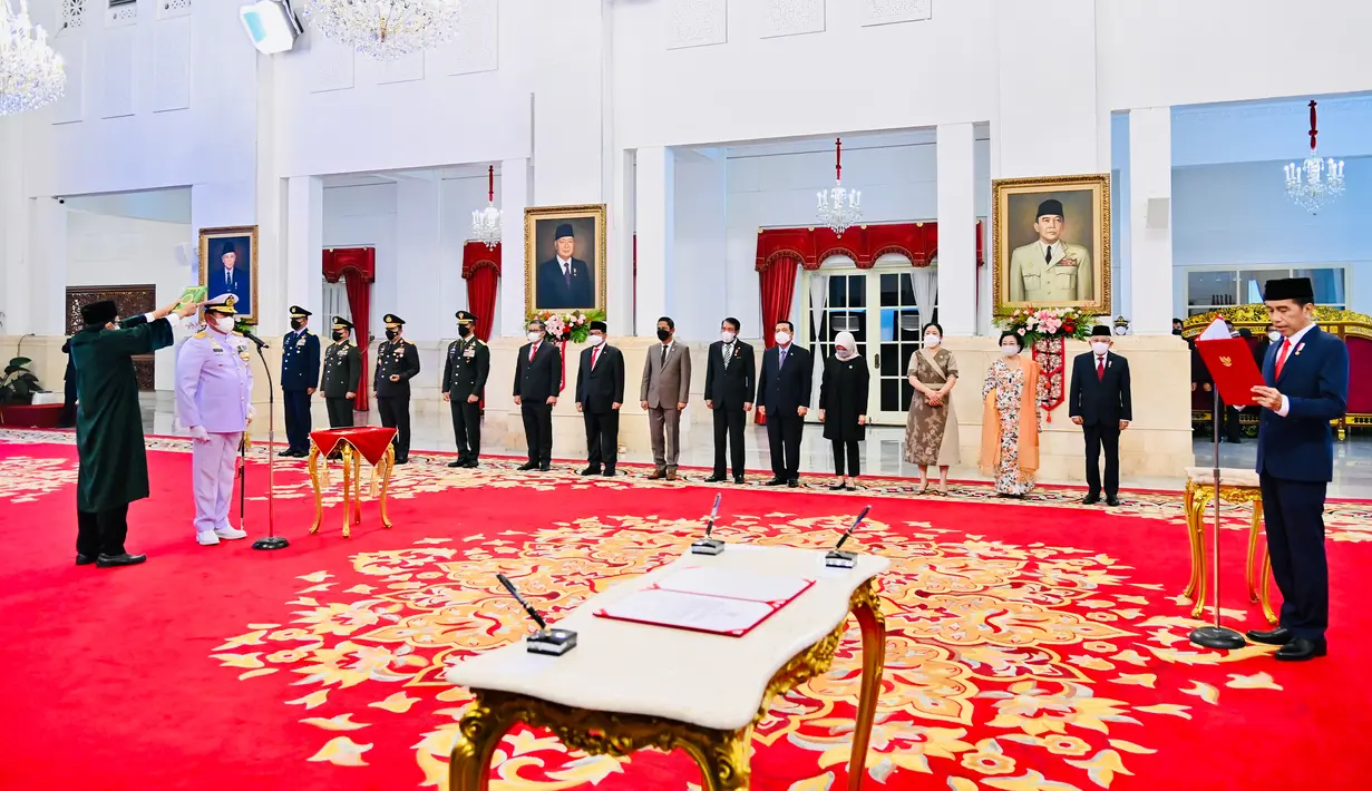 Presiden Joko Widodo atau Jokowi (kanan) membacakan sumpah jabatan saat melantik Panglima TNI Laksamana TNI Yudo Margono (kedua kiri) di Istana Negara, Jakarta, Senin (19/12/2022). Presiden Jokowi melantik Laksamana TNI Yudo Margono sebagai Panglima TNI menggantikan Jenderal TNI Andika Perkasa. (Foto: Laily Rachev - Biro Pers Sekretariat Presiden)