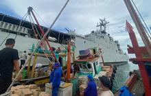 TNI AL KRI Teluk Gilimanuk-531 Salurkan Bantuan di Kuala Idie Aceh Timur