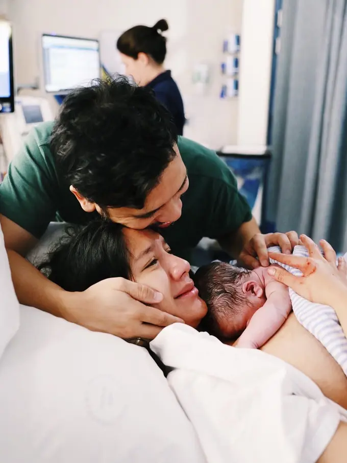 7 Momen Haru Acha Sinaga Usai Berjuang Melahirkan Anak Pertama