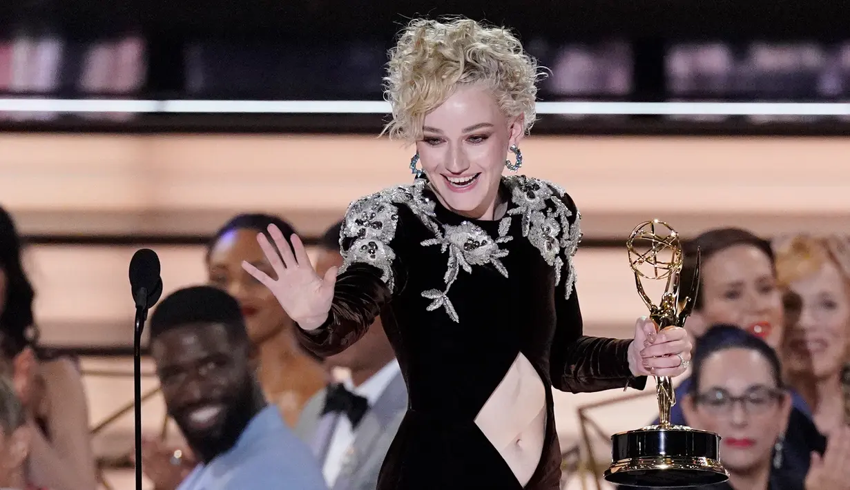 Julia Garner menerima penghargaan kategori aktris pendukung terbaik dalam serial drama pada ajang Primetime Emmy Awards ke-74 di Microsoft Theater, Los Angeles, Amerika Serikat, 12 September 2022. Julia mengatakan betapa bersyukurnya dia terhadap Jason Bateman dan Laura Linney telah menjadi 'cahaya penuntun' baginya. (AP Photo/Mark Terrill)