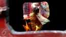 Seorang warga Tionghoa membakar kertas hio saat sembahyang Tahun Baru Imlek 2567 Kelenteng Boen Tek Bio di Tangerang, Banten (08/02). Tahun Baru China merupakan Tahun Monyet bagi  masyarakat Tionghoa. (Liputan6.com/Fery Pradolo)
