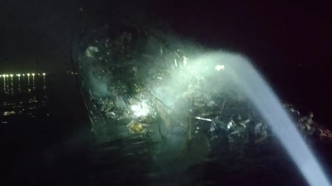 Petugas Pemadam Kebakaran saat memadamkan api di kapal pesiar yang mengalami kebakaran di Perairan Barat Pulau Pemagaran, Kelurahan Pulau Harapan Kecamatan Kepulauan Seribu Utara.