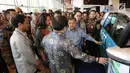 Wakil Presiden Jusuf Kalla  didampingi Presdir Astra International Prijono Sugiarto, CEO Go Jek Nadiem Makarim saat meninjau stan pameran usai membuka Gaikindo Indonesia Internasional Auto Show (GIIAS) 2019 di ICE BSD, Serpong, Tangerang, Kamis (18/7/2019). (Liputan6.com/Fery Pradolo)