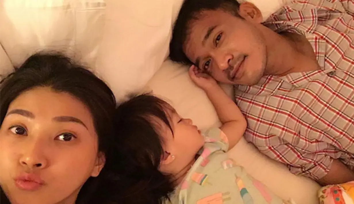 "Akhirnya, yang diterima saat dia telepon aku," kata pelantun tembang 'Antara Benci dan Rindu' itu tertawa. "Itu nembak yang terakhir lewat telepon," sambung Sarwendah. (Instagram)