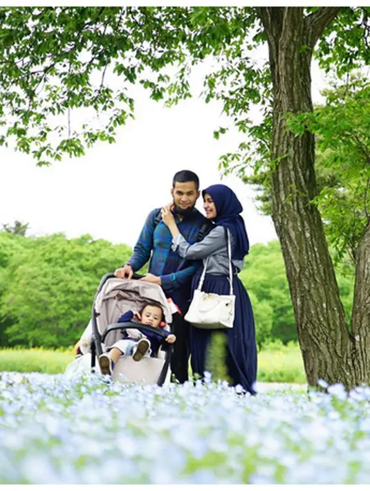 Kemesraan pasangan yang tengah menantikan anak kedua ini ditunjukan. Suasana harmonis dan membuat banyak nitizen ingin seperti keduanya. (Instagram/shireensungkar)