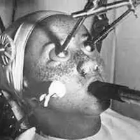 Foto-foto beberapa alat kecantikan pada zaman dahulu ini semakin membuktikan kalau cantik itu memang menyakitkan. (Foto: Imgur.com)