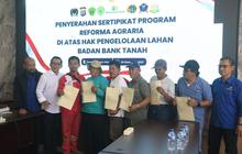 Badan Bank Tanah Serahkan Sertifikat Reforma Agraria kepada Petani di Penajam Paser Utara