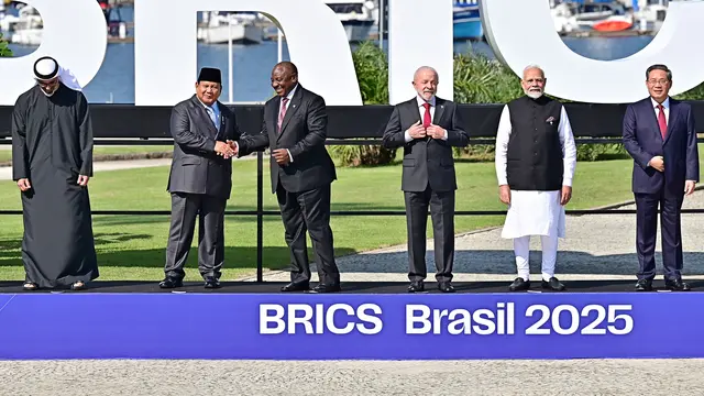 Presiden Prabowo Subianto menghadiri Konferensi Tingkat Tinggi (KTT) BRICS 2025 yang digelar di Museum of Modern Art (MAM), Rio de Janeiro, Brasil, Minggu (6/7/2025). Prabowo turut serta dalam sesi foto bersama seluruh pemimpin negara anggota BRICS.