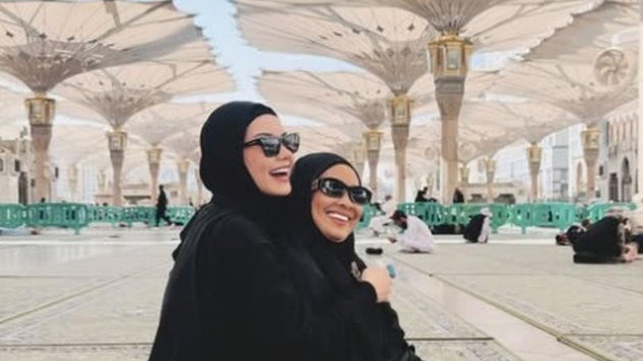 Momen Alyssa Daguise Umrah Bersama Ibu, Kompak dengan Warna Outfit Hitam yang Memesona
