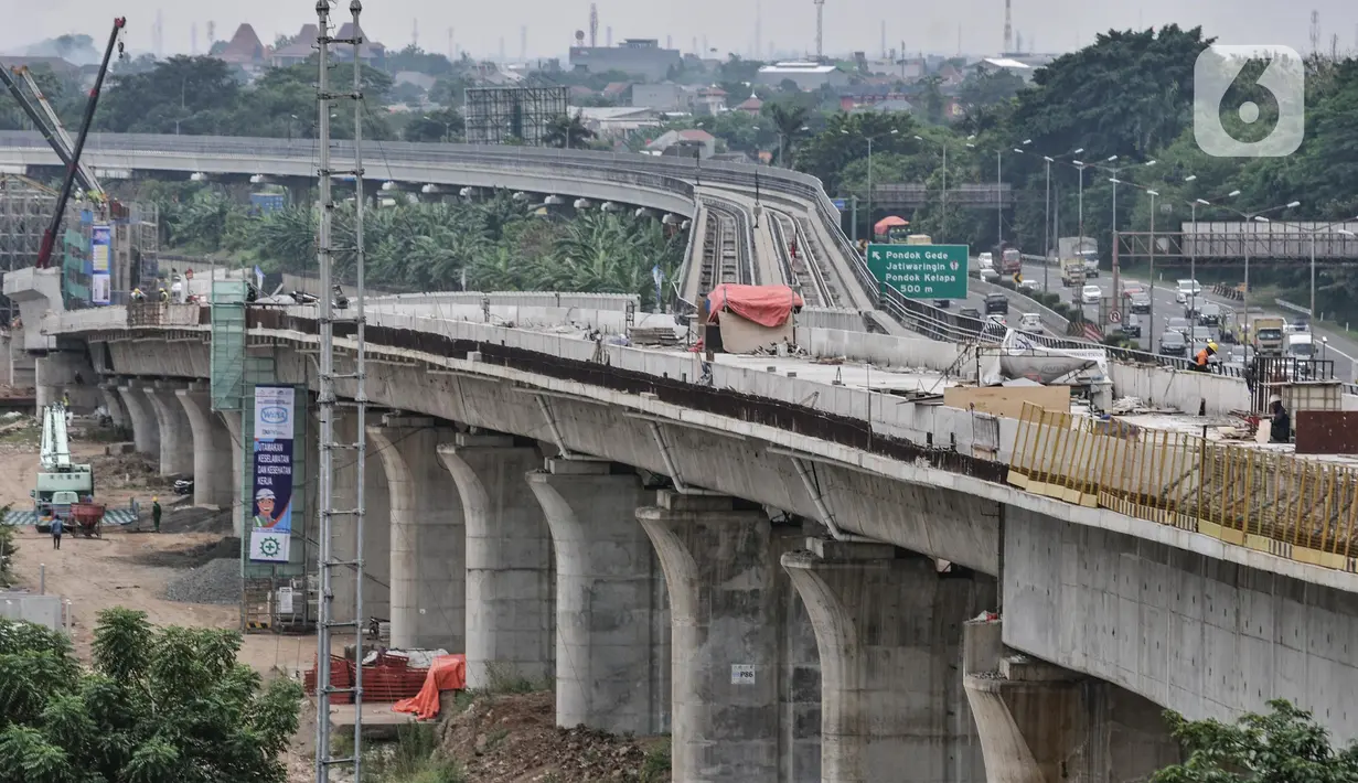 Suasana proyek pembangunan Kereta Cepat Jakarta-Bandung di kawasan Halim Perdanakusuma, Jakarta, Selasa (8/3/2022). KCIC terus mengejar penyelesaian proyek untuk bisa berjalan sesuai dengan target pengoperasian yang telah ditetapkan pada Juni 2023. (merdeka.com/Iqbal S. Nugroho)