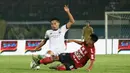 Gelandang Bali United, Muhammad Taufiq, berebut bola dengan gelandang Madura United, Guntur Ariyadi, pada laga Liga 1 2019 di Stadion Kapten I Wayan Dipta, Bali, Minggu (22/12). Bali kalah 0-2 dari Madura. (Bola.com/Aditya Wany)