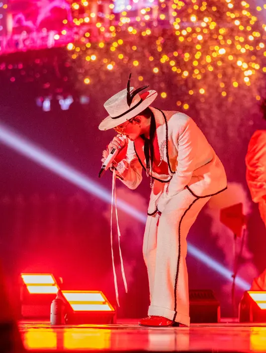 Keistimewaannya, bros ini dapat dikenakan dengan berbagai cara. Kelenturannya mengikuti lekuk bahu, dapat disesuaikan di sekitar leher, melingkar dengan nyaman di jari, atau dikenakan di rambut layaknya diadem mewah. Bros Plume 1932 ini merepresentasikan inovasi dan modernitas khas Gabrielle Chanel, yang memandang perhiasan dengan pendekatan yang sama seperti fashion—penuh keberanian kreatif, kebebasan, fleksibilitas, dan keanggunan. [Dok. CHANEL]