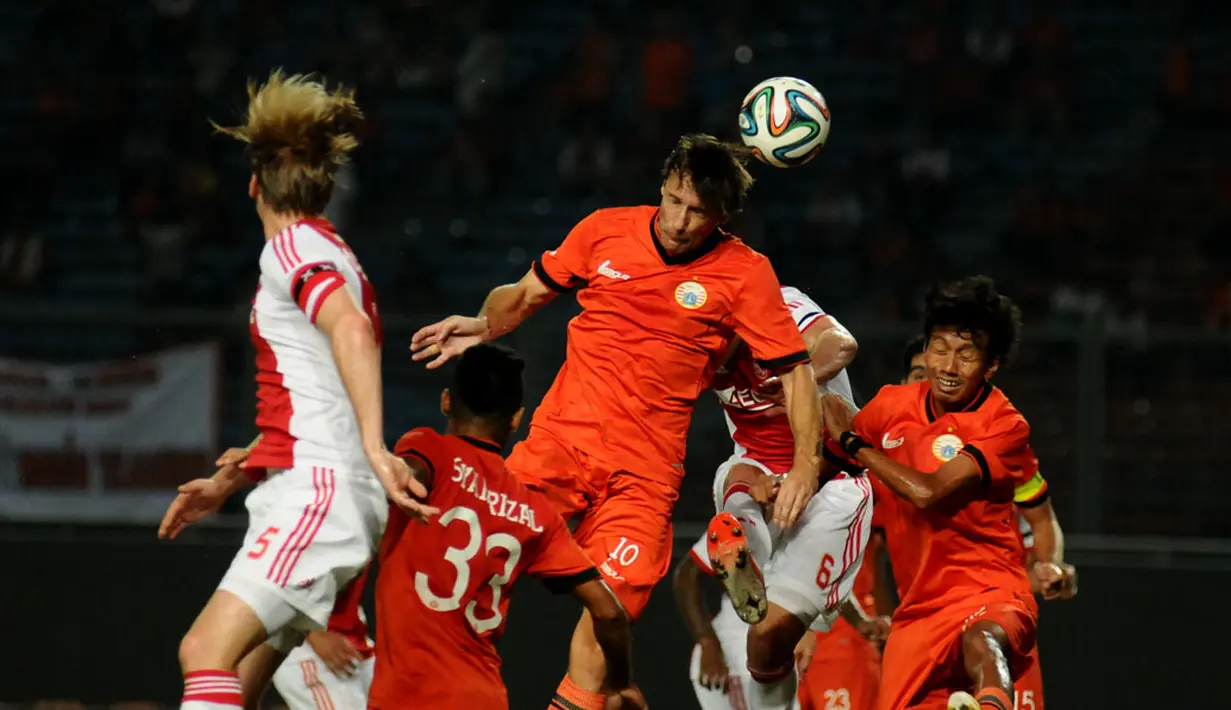 Pemain depan Persija, Ivan Bosnjak (10) mencoba memenangkan perebutan bola atas saat berlaga kontra Ajax Amsterdam di Stadion GBK Jakarta, (11/5/2014). (Liputan6.com/Helmi Fithriansyah)