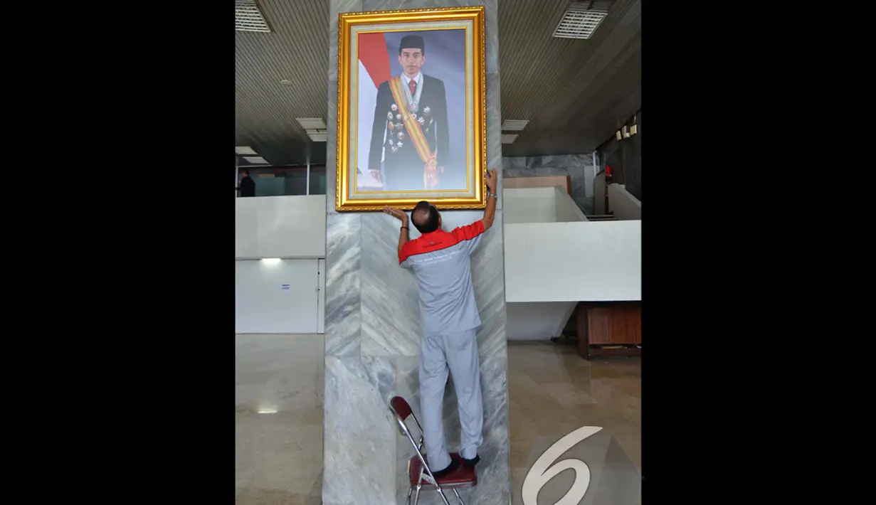 Foto Presiden Joko Widodo akhirnya dipasang di pilar Gedung Nusantara III DPR setelah dua bulan menjadi Presiden RI, Selasa (23/12/2014). (Liputan6.com/Andrian M Tunay)