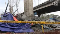 Reruntuhan material dari tiang girder proyek Tol Becakayu yang ambruk di dekat Gerbang Tol Kebon Nanas, Jakarta Timur, Selasa (20/2). Untuk sementara pengerjaan proyek ini dihentikan untuk kepentingan penyelidikan. (Liputan6.com/Arya Manggala)