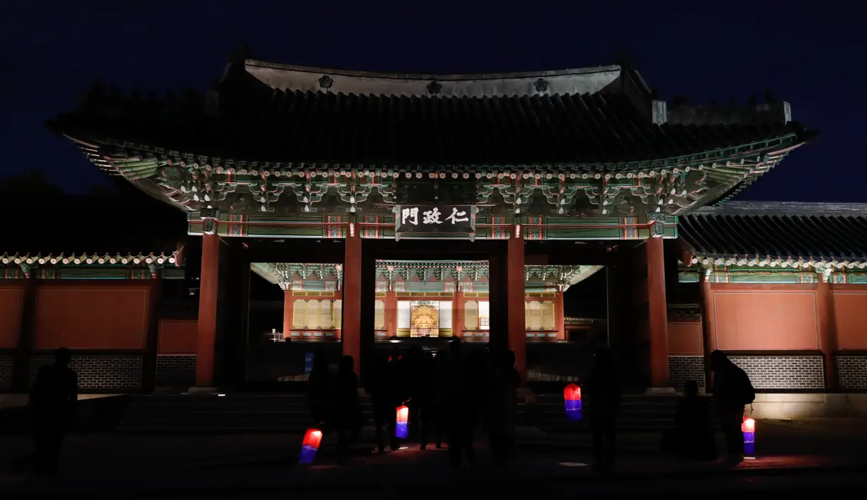 Orang-orang menikmati tur sinar rembulan sembari membawa lentera di dalam Istana Changdeokgung di Seoul, Korea Selatan, pada 29 Oktober 2020. Istana Changdeokgung terdaftar sebagai situs warisan dunia UNESCO pada tahun 1997. (Xinhua/Wang Jingqiang)